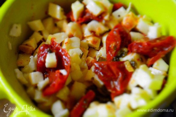 Вяленые томаты порезать и добавить к сыру, аккуратно перемешать.