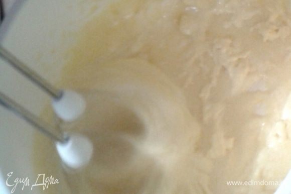 Разъемную форму выстелить пекарским пергаментом, смазать маслом. В большой миске взбить желтки с сахаром.