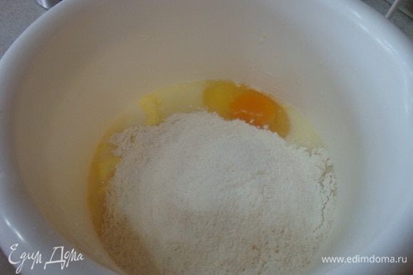 В отдельной посуде смешиваем 150 мл. молока, сахарный песок, 50 гр. размягченного сливочного масла и соль. Добавляем яйцо. Миксером взбиваем эту смесь.