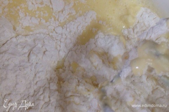 В молоке ( половина нормы) размешиваем 2 шт. яйца, соль, муки и вымешиваем тесто без комочков. Затем добавляем оставшееся молоко, растительное масло и снова вымешиваем.