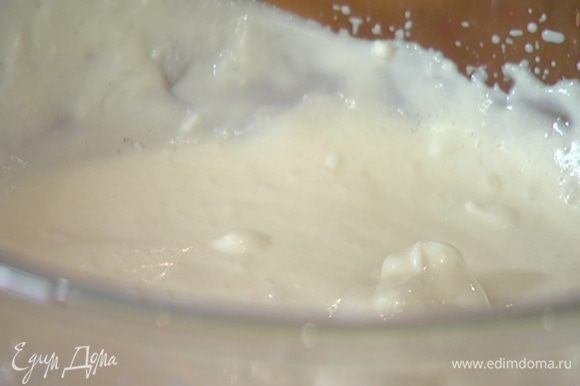 Взбитые белки с медом добавить в йогурт с ванилью, вымешать.