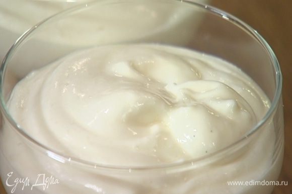 Разложить йогуртовый мусс в креманки и отправить в холодильник.