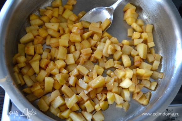 На сковороде тушить яблоки на среднем огне 10 минут. Воду и масло не добавлять. Затем добавить сахар и корицу и еще потушить 5 минут. Снять с огня и остудить.