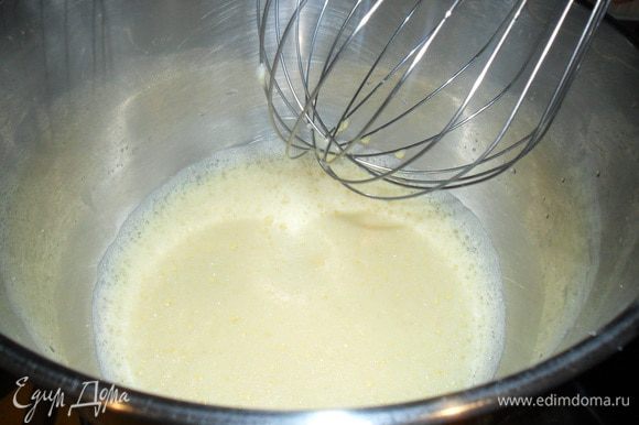 Для приготовления бисквитного теста взбить яйца с 4 столовыми ложками горячей воды.