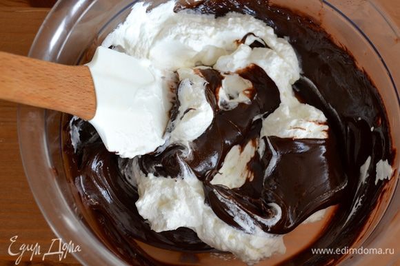В остывший шоколадный ганаш добавить пару ложек взбитых сливок и перемешать.