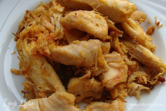 Филе вымыть, порезать на продольные кусочки. Протушить и обжарить на растительном масле, подсолить, добавить специи для курицы: куркума, паприка сушенная и другие по вашему вкусу.