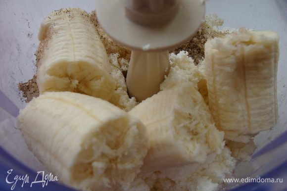 1 банановый слой. Желатин замочить 50 мл воды, оставить набухать (см инструкцию). Белый шоколад растопить в микроволновке (около 1 минуты). Банан и 100 г творога положить в блендер, взбить.
