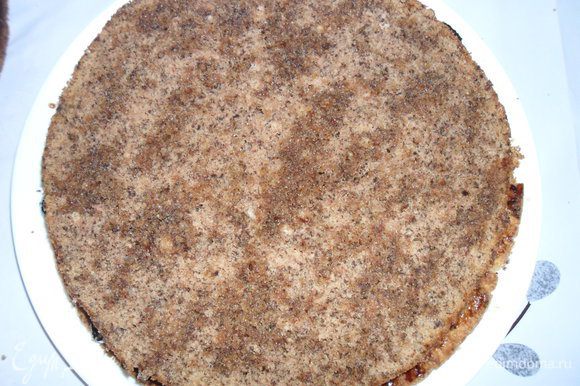 Одну половину бисквитного коржа положить на песочный и прижать. Сбрызнуть вишневым ликером (1 столовая ложка).