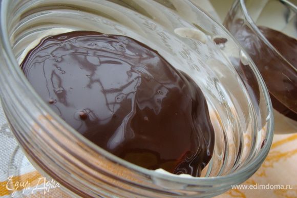 Черный шоколад растопить вместе с 33% сливками. Можно в микроволновке (30 сек) или на водяной бане. Главное не перегреть, иначе шоколад свернется. Вылить в креманки.