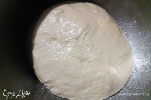 Тесто соберите в комок, смажьте миску маслом, переложите в неё тесто, затяните плёнкой и поставьте в тёплое место на расстойку на час.