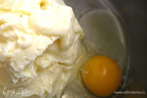 Яйца (комнатной температуры) по одному добавлять в смесь масла и сахарного песка.