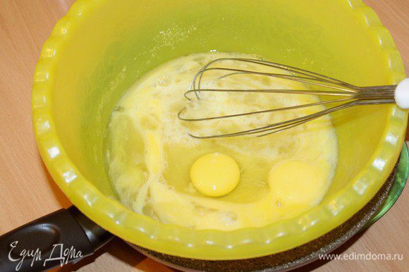 В большую чашку разбить яйца, всыпать сахар, поставить на водяную баню и легко взбивать венчиком, чтобы растворился весь сахар, и масса стала чуть тёплой.