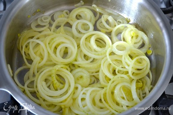 Репчатый лук также отчистить и нарезать кольцами. В сковороде разогреть растительное масло и обжарить на нем лук.
