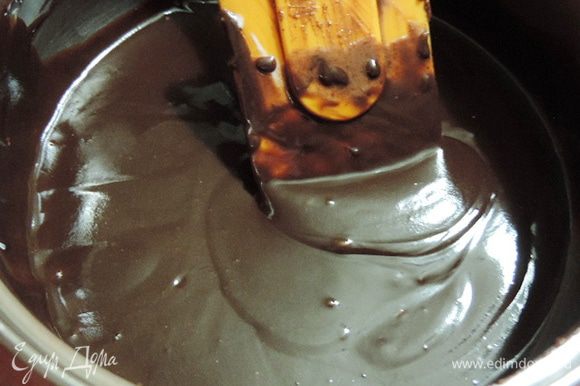 Для глазури ваш любимый шоколад растопите со сметаной (сливками) на маленьком огне до получения однородной массы.