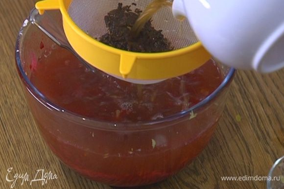 В чай с желатином влить лимонный сок, перемешать, затем процедить через сито и влить к малине.