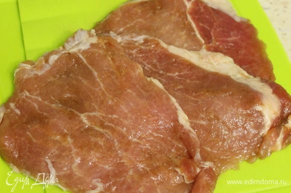 Филе свинины порезать на порционные пласты и хорошенько отбить. Смешать все ингредиенты для маринада и замариновать в них мясо в течение 2-4 часов.