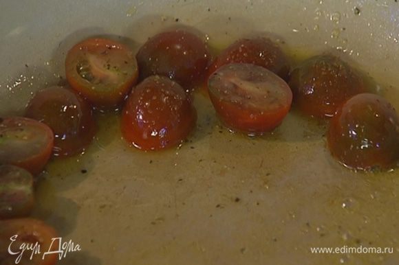 Разогреть в сковороде оливковое и сливочное масло, выложить помидоры посолить, поперчить, добавить сахар и немного прогреть.