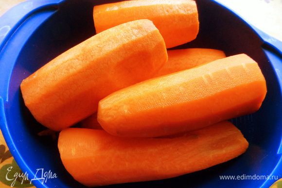 Морковь покупаем сочную, моем, чистим.
