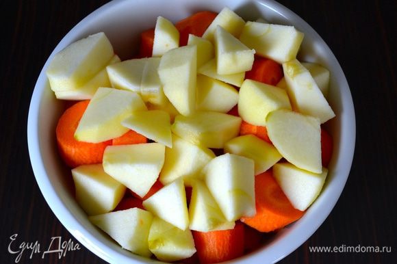 Яблоко (желательно, сорт Реннет, но, думаю, это не принципиально!) очистить от кожуры и нарезать кусочками. Добавить к моркови.