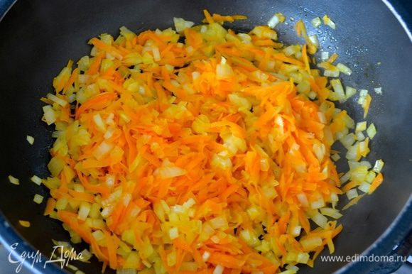 Лук очистить и мелко нарезать. Морковь натереть на терке. В сковороде разогреть 4 ст. л. оливкового масла и слегка обжарить овощи.