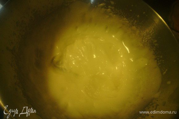 Майонез: 1 яйцо взбить с щепоткой соли и соком половины лимона, до пены. Потихоньку вливать растительное масло не переставая мешать миксером или веником, до загустения.