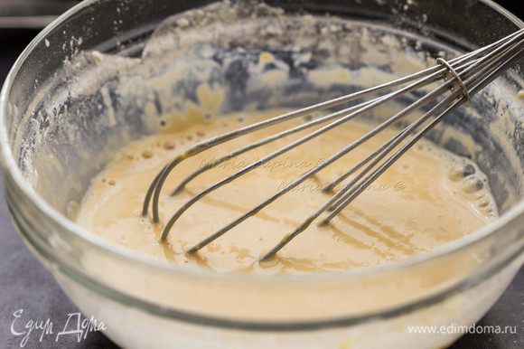 Постепенно влить молоко, помешивая тесто венчиком. Должна получиться консистенция как на обычные оладьи.