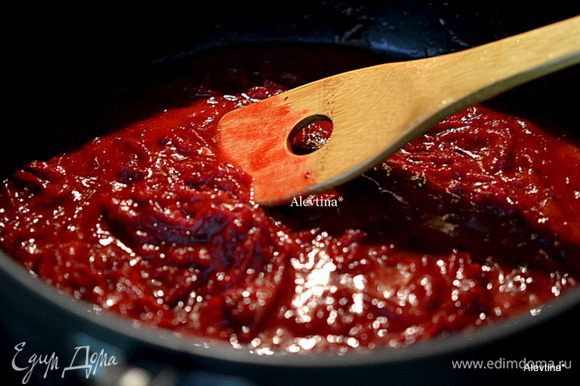 Свеклу потушить с уксусом и томатным соусом.