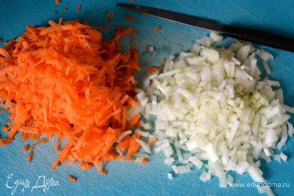Морковь очистить и натереть на крупной терке. Лук очистить и нарезать помельче (можно и покрупнее - дело вкуса!).