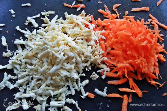 А пока строгаем для салата морковку и сельдерей на крупной тёрке. Примерное количество у них равное. Корень можно заменить на стебель.