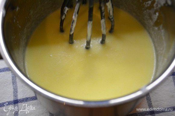 Готовим тесто: смешать молоко, сметану, яйцо, сахар и ванильный сахар. Перемешать венчиком.