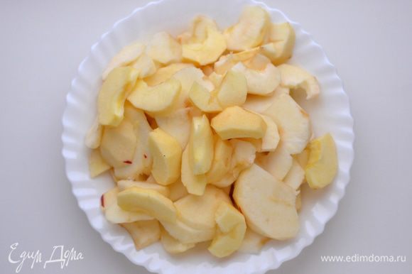 Карамелизованные яблоки и бананы: Яблоки почистить (800 г). Разрезать пополам, удалить сердцевину. Нарезать на небольшие дольки.