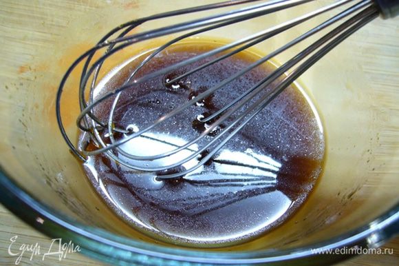 Для маринада смешать мед, уксус, оливковое масло, соус соевый. Взбить венчиком.
