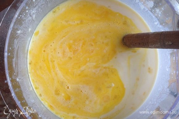 Перемешивая посыпаем медленно муку, потом добавляем соду и яйца (взболтать в отдельной посуде). Все перемешиваем.