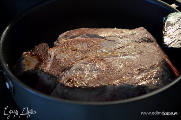 На сковороде или в кастрюле с толстым дном обжарить на растительном масле кусок говядины шейная часть с 2-ух сторон по 3 минуты сторона.