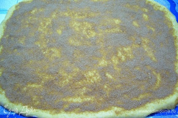 На подпыленной мукой поверхности раскатать готовое тесто в пласт, распределить по нему начинку.