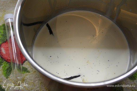 Готовим крем-брюле: в сотейник влить сливки и молоко, добавить ваниль, расщепленную пополам. Нагреть, но не кипятить! Снять с огня, закрыть крышкой и дать настояться 1 час.