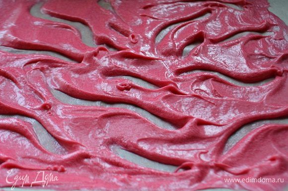 Противень застелить пекарской бумагой и выложить розовое тесто. Разровнять в тонкий ровный слой. Пальцем сделать хаотичный рисунок насквозь. Убрать тесто на 1 час в холодильник.