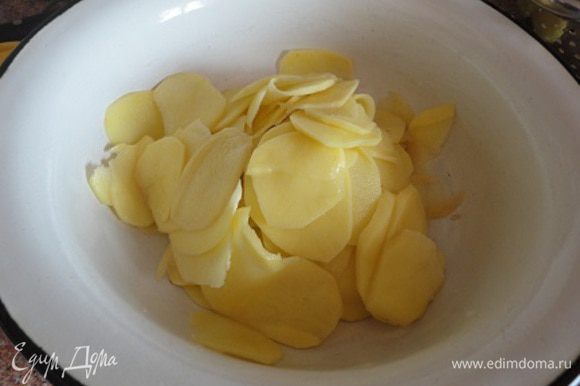 2. Картофель очистить и нарезать тонкими пластинками (я делаю это с помощью терки).