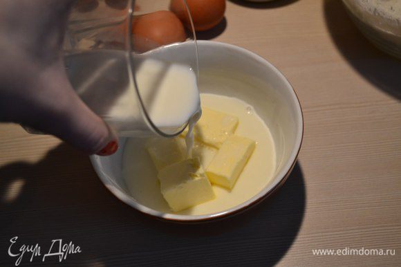 В отдельной мисочке масло залить молоком и поставить в микроволновку или духовку, чтобы масло растаяло.