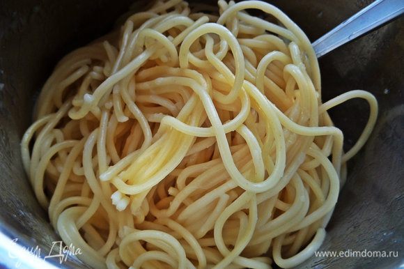 Спагетти сливаем.