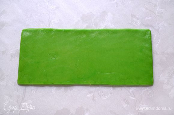 Раскатать зеленое тесто в прямоугольник примерно 25 см на 7 см.