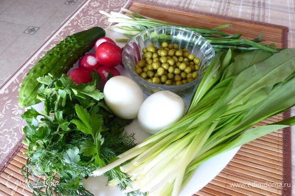 Этот зеленый салат я всегда готовлю в начале весны, как только появляется листовая черемша. Все очень просто и не хлопотно. Овощи и зелень помыть, обсушить. Яйца отварить, зеленый горошек извлечь из банки и слить лишнюю жидкость. Вот такой у меня весенний набор получился.