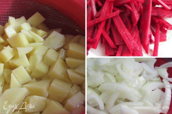 Пока варится чечевица, почистить все овощи. Картофель порезать кубиками. Свёклу и морковь соломкой. Репчатый лук полукольцами.