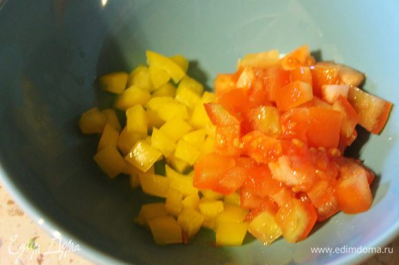 Перец и помидор нарезать кубиками.