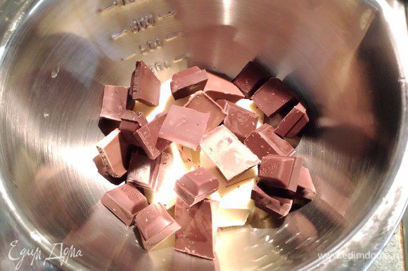Займёмся брауни. Шоколад растопить с маслом на водяной бане. Перемешать в однородную массу.
