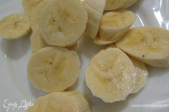 Банан помыть, почистить и нарезать небольшими кусочками.