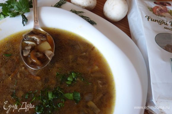Вот такой ароматный грибной суп получился. Даем супу настояться хотя бы 30 минут, разливаем суп по тарелкам и посыпаем мелко нарезанной зеленью.
