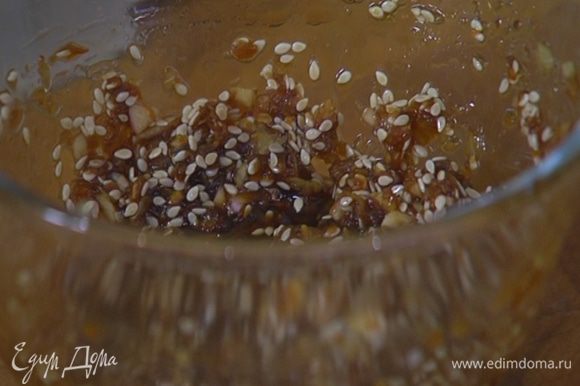 Приготовить маринад: измельченный чеснок и натертый имбирь добавить к сахару с соевым соусом, всыпать кунжут и все перемешать.