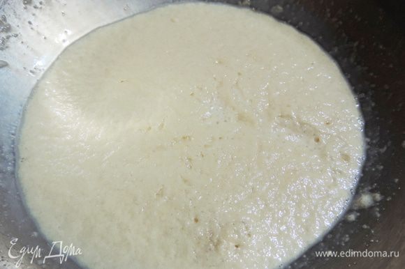 Молоко подогреть. В теплое молоко (100 г) добавить сахар (50 г) и сухие дрожжи. Оставить на несколько минут, пока дрожжи не поднимутся пышной «шапочкой».