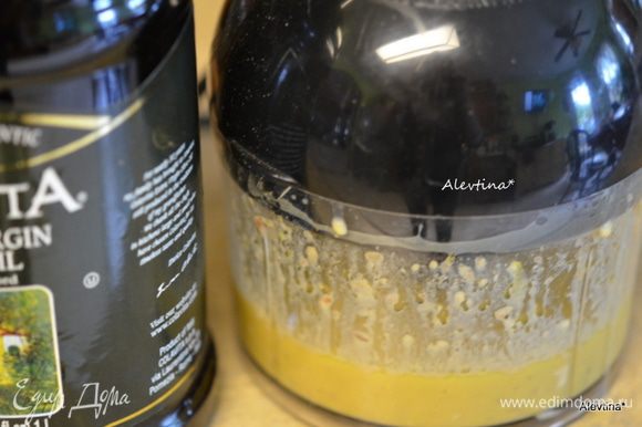 Затем медленно добавить оливковое масло, сыр пармезан. Перемешать в кухонном процессоре в несколько пульсаций.